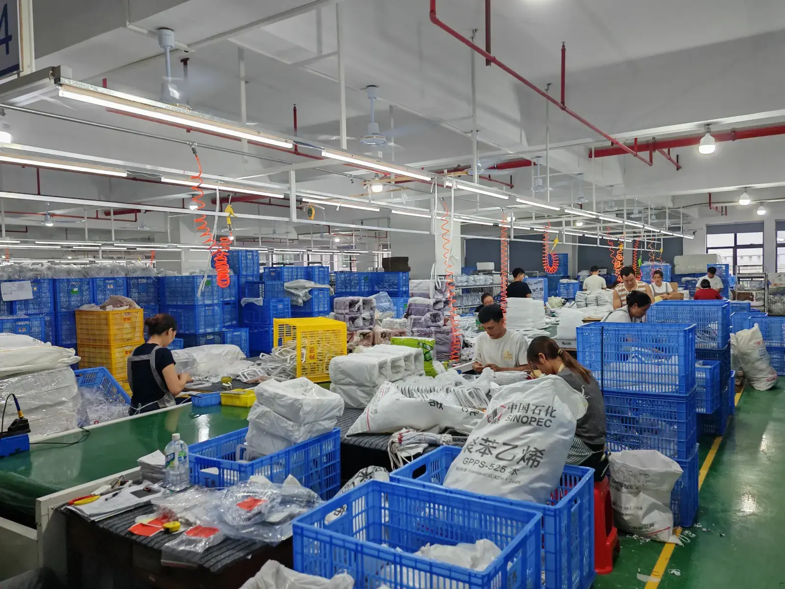 Acrylic LED chandelier assembly workstation