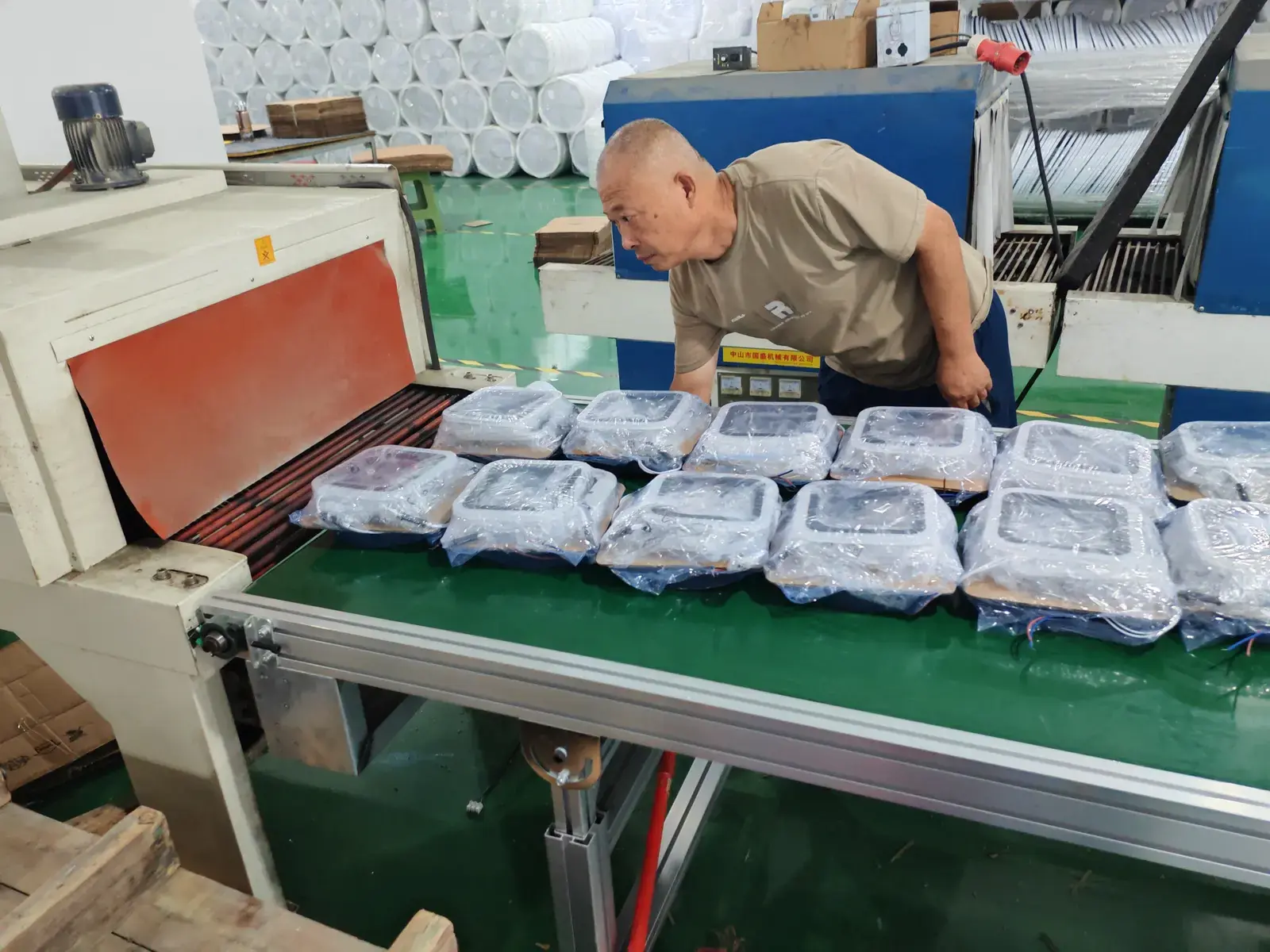Quality control before chandelier packaging