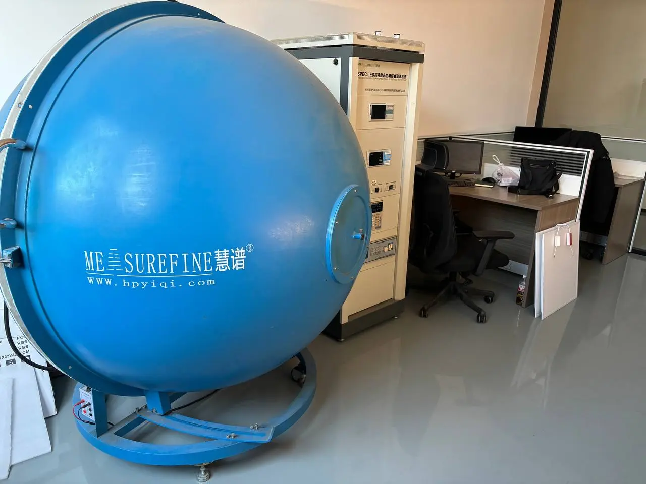 Integrating sphere and photometric measurement equipment in the BAIRAN and SOAI laboratory