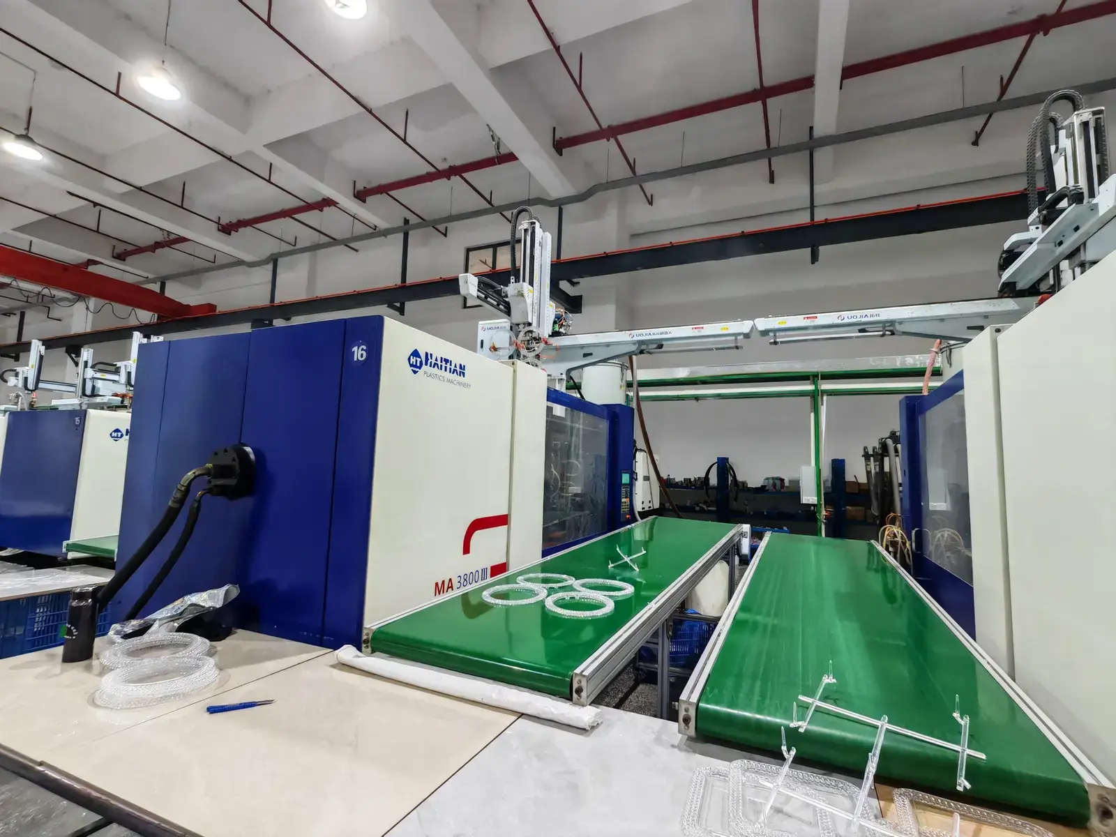 Automated conveyor for moulded lighting components