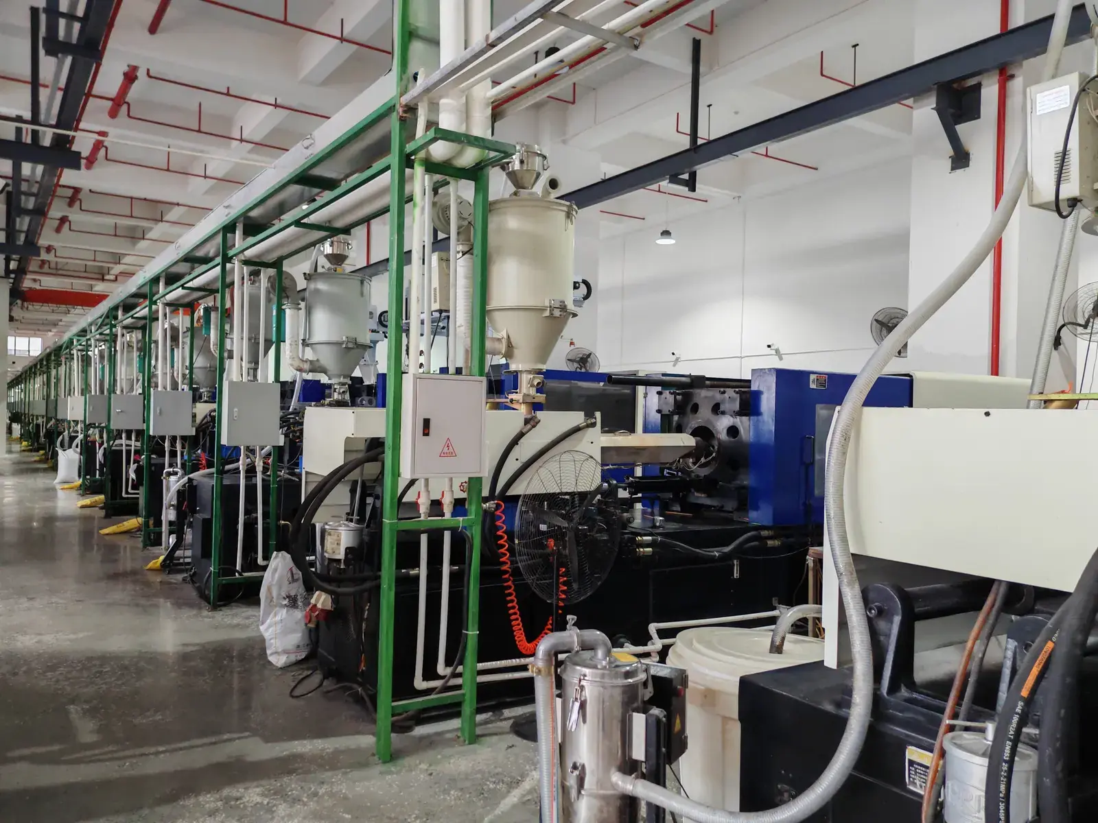 Modern injection moulding machines in the BAIRAN and SOAI workshop